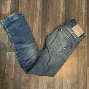 Blå Replay jeans slim fit - Hej, säljer nu mina snygga replay jeans. Modell på jeansen är ROB. Skicket på jeansen är 9/10. Storleken på jeansen är W27 L32. Om du har någon fråga får du gärna höra av dig! Mvh Lukas🤗