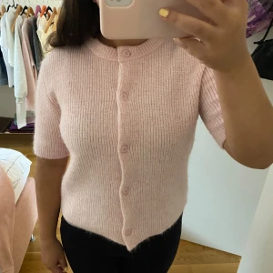Ljusrosa stickad kofta från Gina Tricot - Superfin ljusrosa kofta från Gina Tricot🩷användt fåtal gånger, koftan är i bra skick och är tvättad. Koftan är skön och varm, passar perfekt inför vintern❣️❣️🙀