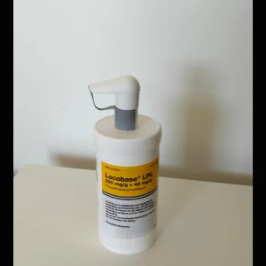 Locobase LPL kräm med pump 450g - Stor vit pumpflaska med Locobase LPL kräm, 450 g. Krämen innehåller propylenglykol och mjölksyra och används för att återfukta och mjukgöra huden. Praktisk pump för enkel dosering. Utgångsdatum 02/2027.