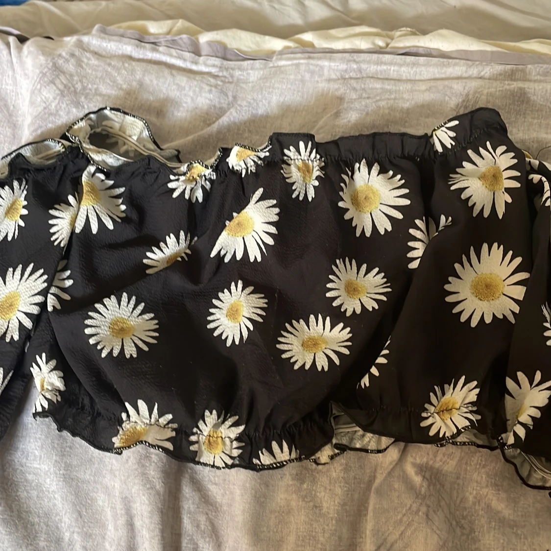 Svart offshoulder topp med prästkragar