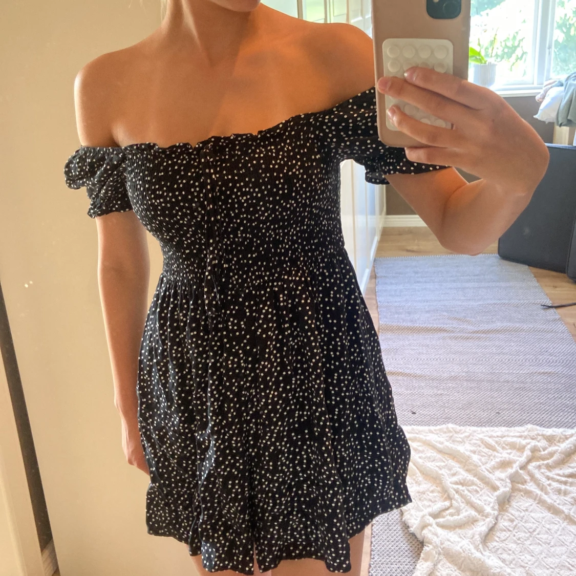 Svart byxdress med vita prickar - 2