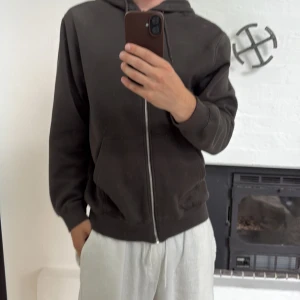 Weekday relaxed zip hoodie - Storlek small. Är 178cm för jämnförelse