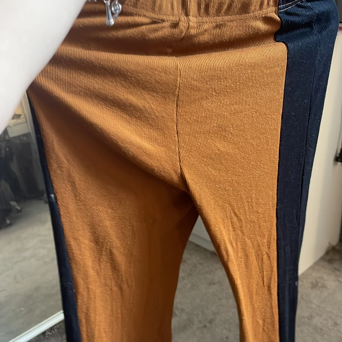 Randiga ribbade byxor i brunt och svart - 1