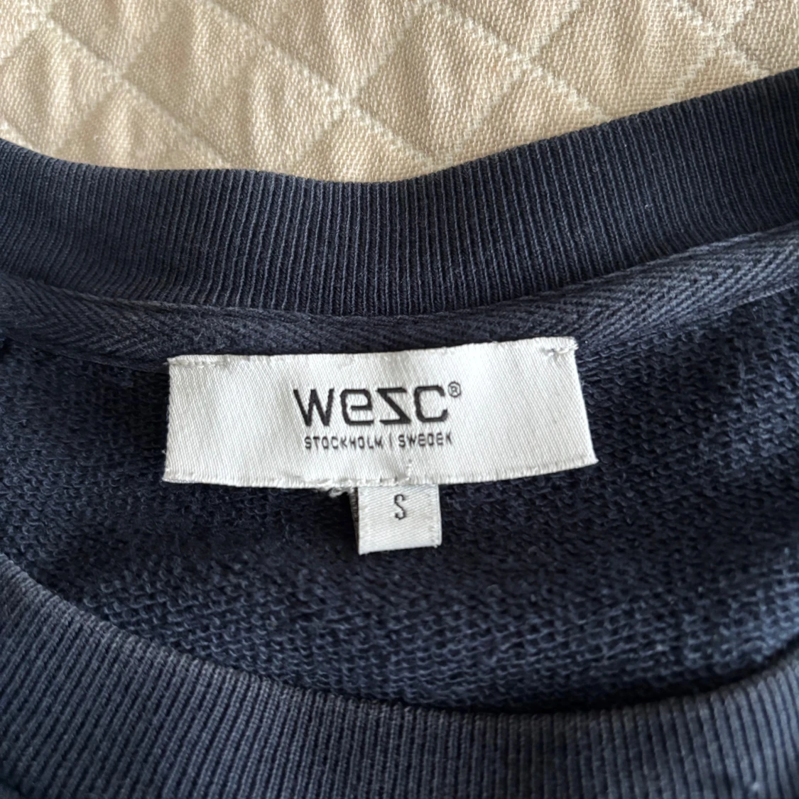 Mörkblå sweatshirt från WESC - 2