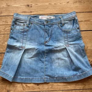 Jeanskjol - Söt jeanskjol, midja ca 77cm, längd ca 38cm.