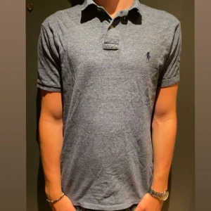 Blå piké från Ralph Lauren - pike från Ralph lauren | Storlek M | Tillklippt  där bak| skick 9/10 | Hör av er vid minsta lilla fundering!