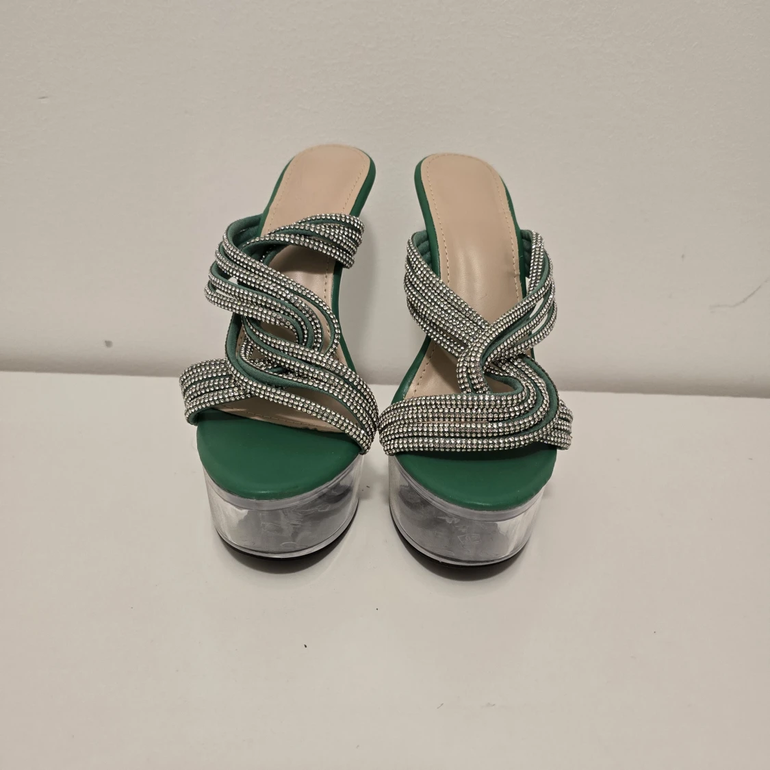 Gröna platåpumps med strass och hög klack - 1
