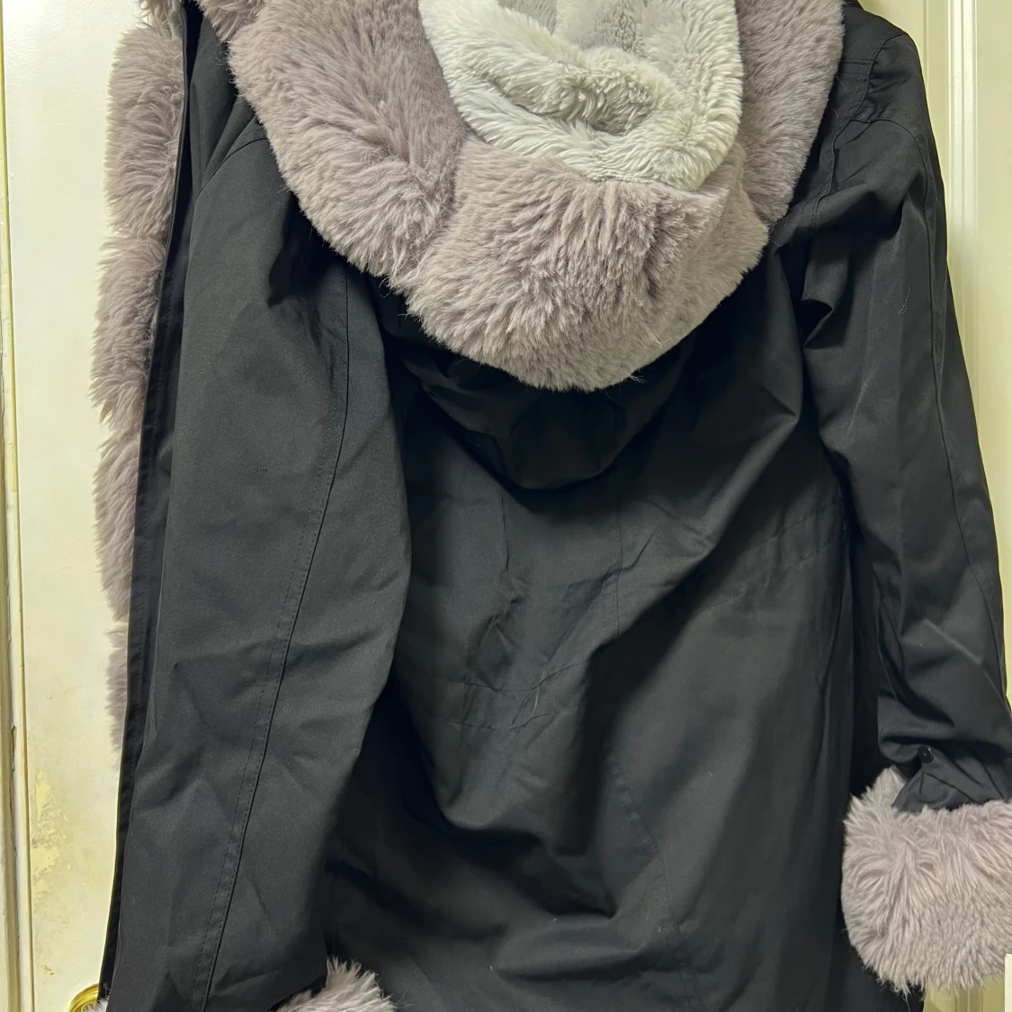 Svart parkajacka med fluffig fuskpäls - 2