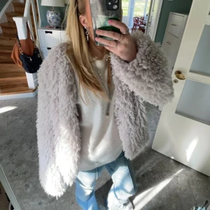 Fluffig jacka - Säljer denhär skit snygga jackan från bershka, jackan är knappt använd och har inga defekter, pris kan diskuteras! Skriv för fler bilder. Tröjan är i M men passar S eller till och med XS också!