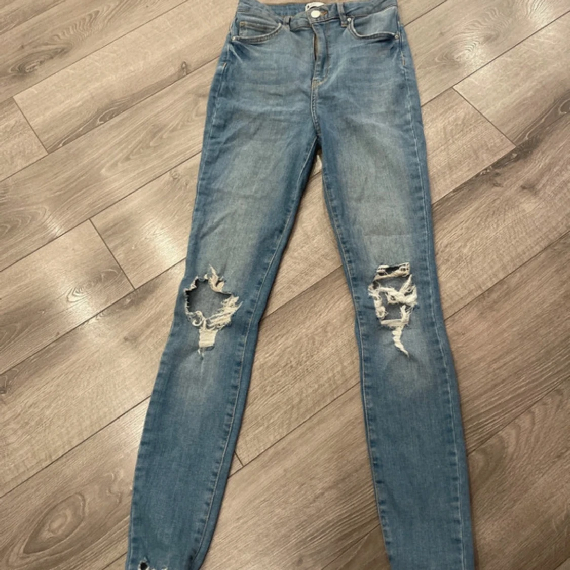 Blå skinny jeans med slitningar