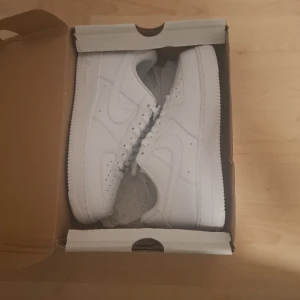 Nike Air Force 1 helvita sneakers - Säljer mina Nike airforce 1 helt vita skor, jag köpte fel storlek så det är därför jag säljer dem, jag har aldrig tagit på mig dem. Dem är helt nya och riktigt.
