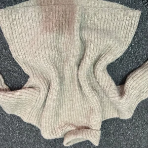 Beige stickad polotröja från Gina Tricot - Supermysig beige stickad polotröja från Gina Tricot i storlek XS. Tröjan har ribbad struktur, lång ärm och hög polokrage som ger en chill och trendig vibe. Perfekt för lager-på-lager under kalla dagar.