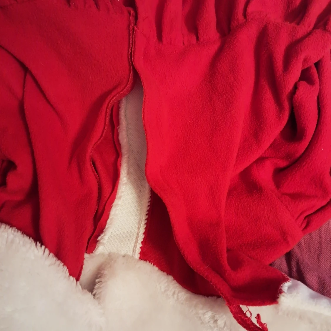 Röd julklänning med fuskpälsdetaljer (barn) - 1