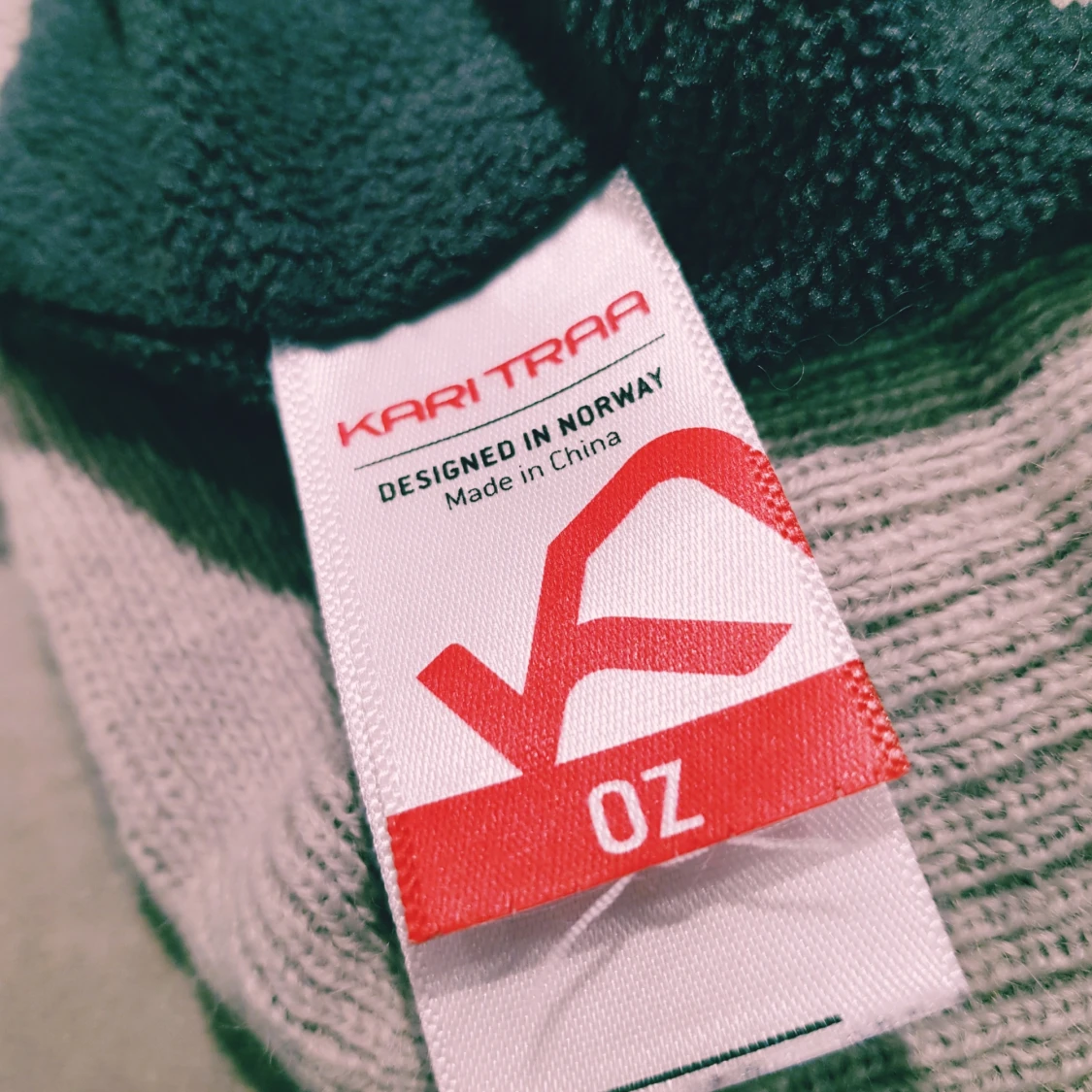 Ljusgrå mössa med tofs från Kari Traa - 2