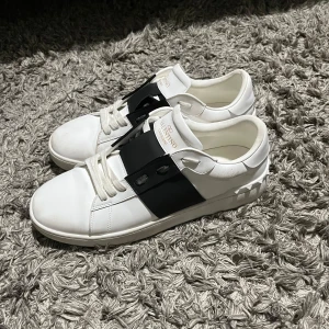 Valentino Open Svarta  - Säljer mina Svarta valentinos då dom är för stora. Dom har storlek 45 men hr du 46 så passar dom också. Dom har använts några gånger men annars är dom nästan helt nya. Dom passar perfekt till dessa varma sommardagar. Har du några frågor så är det bara att skriva:)