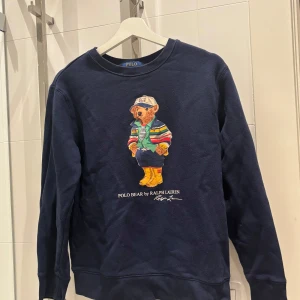 Mörkblå Polo Bear tröja Ralph Lauren - Mörkblå sweatshirt från Ralph Lauren med tryck 