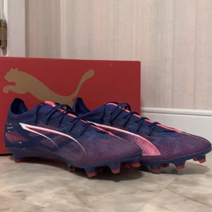 Fotbollsko (nyskick) - Snygga fotbollsskor från Puma, skorna är endast porvadd utomhus i 30 min innan jag märkte de var förstora. Nypris 1500:-