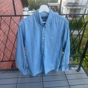 Blå Ralph Lauren Skjorta - Säljer nu en riktigt fet Ralph lauren skjorta i fint skick! 8/10 skick. Denna färg är väldigt eftertraktad!!! Pris kan självklart diskuteras, hör av dig vid frågor 🤩🙌🙏