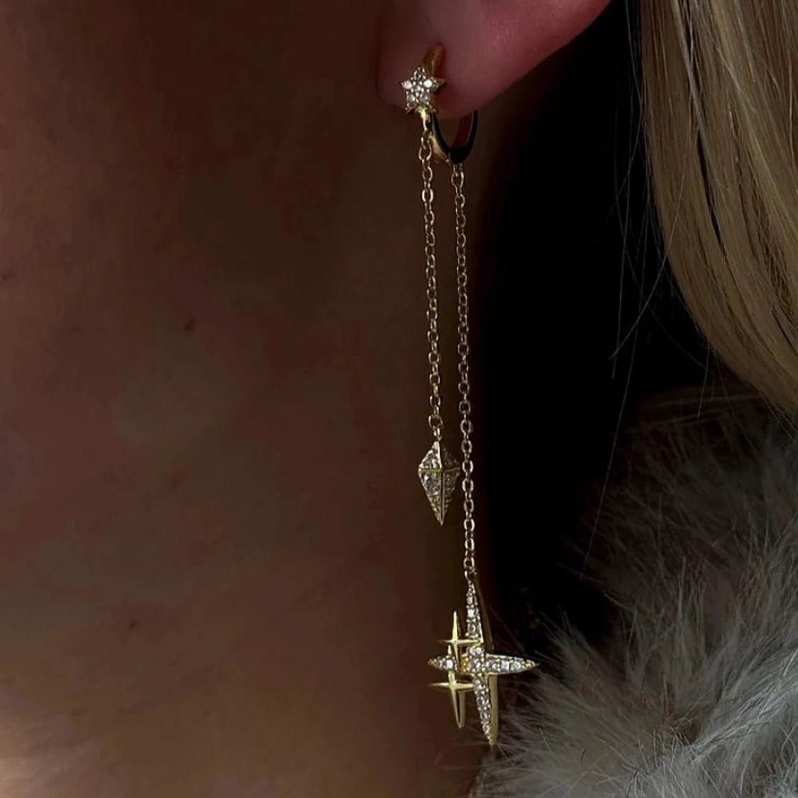 Guldiga IOAKU örhängen med stjärndetaljer - 1