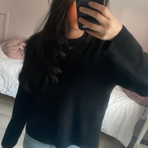 &other stories stickad tröja - Svart stickad tröja från &other stories med rund hals och långa ärmar. Den är i mycket bra skick och blir aldrig nopprig 💕