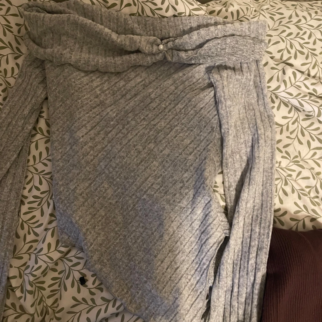 Grå offshoulder ribbad tröja