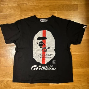BAPE x Gran Turismo svart t-shirt - Svart t-shirt från BAPE x Gran Turismo                                 Står L men passar som S.                                            ✅Skriv för frågor eller mer bilder ✅