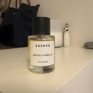 ESSNCE Absolu Vanilla parfym - ESSNCE Absolu Vanilla Eau de Parfum. Väldigt lik Vanilla 28. Lite använd. Nypris 360kr mitt pris 200kr