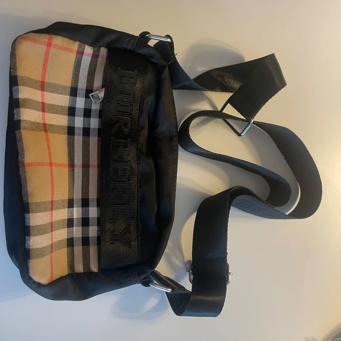 Burberry rutig axelväska med logga - 1