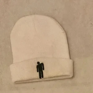 Vit Billie Eilish mössa - Fin vit Billie Eilish mössa