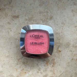 L'Oréal blush  - Aldrig använd. Köpt för 143. Spegel och borste är inkluderat