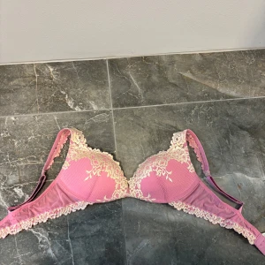 Rosa intimissimi Bh push up 80B sälje eller byte - En jätte fin rosa bh i storlek 80B från intimissimi med modellen push up!! Bh är i helt fint skick inga defekter som man ser på bilderna bara lite trådar på blom designen som sticker ut lite lätt på visa ställen!💕Nypris 600 kr kom gärna med budförslag🥰kan gärna byta mot en i samma färg eller annan färg i 75B elr 70B!🙏🏻
