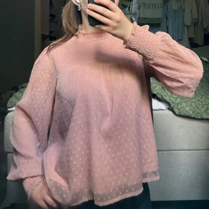 Rosa blus 💗  - Rosa blus från NA-KD i strl 34 💓 använd men i fint skick! 120kr+frakt 💘