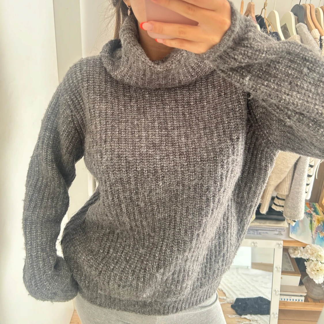 Grå stickad tröja med krage 