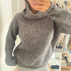 Grå stickad tröja med krage  - Säljer denna så fina mörkgråa stickade tröja med krage!