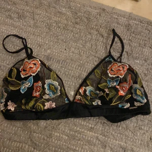 Blommig svart bh med broderi  - Jättefin och skön på! Passar tyvärr inte längre 