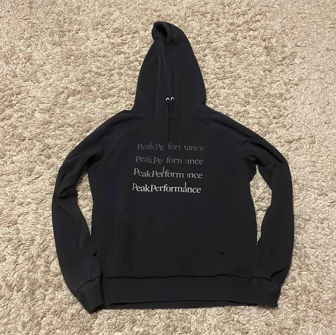 Svart hoodie Peak Performance