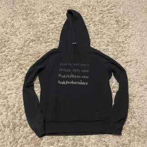 Svart hoodie Peak Performance - Svart hoodie från performance pris kan diskuteras 