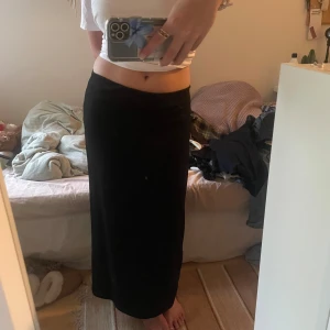 Ankellång lågmidjad kjol - Ankellång kjol med låg midja, kan även ha som hög midja om man vill. Köpt från lager 157 för nåt år sedan💕