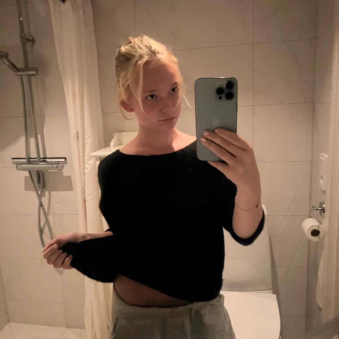 Svart stickad tröja med lös passform - 1