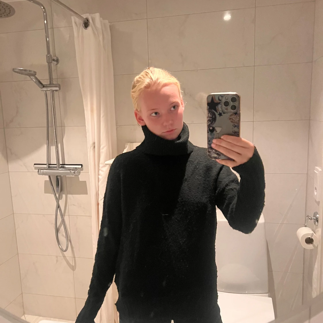 Svart polotröja i stickat material