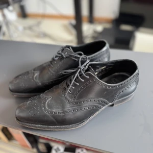 Crockett & Jones Westgate - Säljer här ett par klassiska svarta westgates från Crockett & Jones, size 7 (motsvarar ca 41). Nypris är 715 €. Mitt pris 1000kr