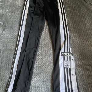 adidas byxor - snygga adidas byxor som knappt används. de är köpta från zalando