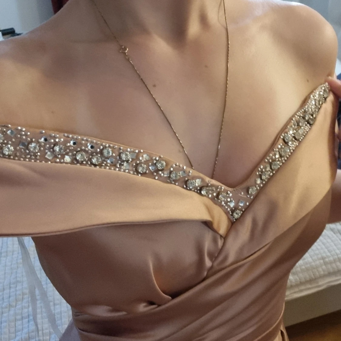 Champagnefärgad långklänning med strass - 3