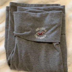 Lågmidjade utsvängda hollister fold over pants - Säljer ett par lågmidjade vintage hollister bycor med en midja som går o vika över, den har ett hål på sidan av midjan och några fläckar dom kannpt syns, öppen för prisförslag ❣️
