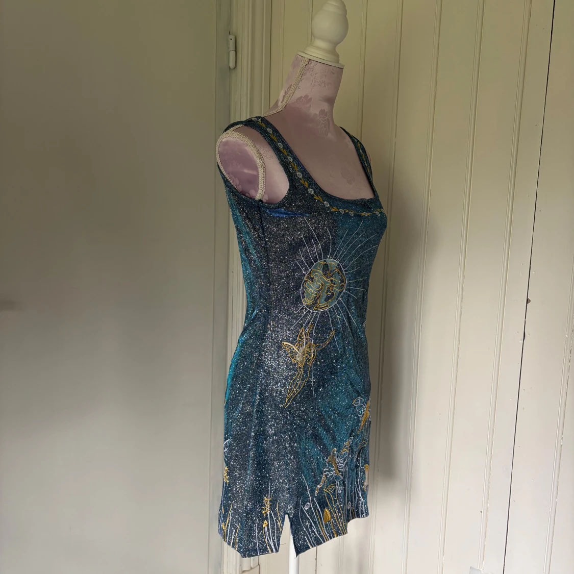 Blå kortklänning med motiv - 2