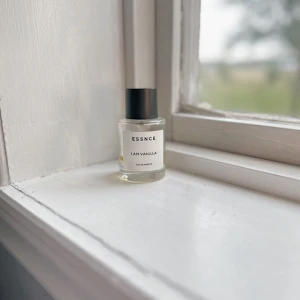 ESSNCE I AM VANILLA - En som man ser på bilderna välanvänd I AM VANILLA. 99kr eller kom med prisförslag! FÖRST TILL KVARN!