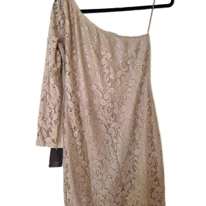 Oanvänd klänning Zara brun / beige gulddetaljer Ny prislapp strl L  - Helt ny brun / beige aftonklänning med glittriga gulddetaljer från Zara. Originell med endast en ärm. Snygga snitt. Material: polyester . Storlek: L,  Skick: helt ny / oanvänd (prislappen kvar, se bild).  Från djur- samt rökfritt hem.