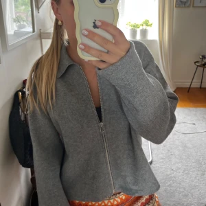 Grå kofta - Perfekt kofta inför hösten, inte använt så mycket så i bra skick!☺️