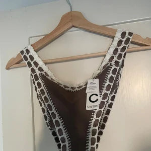 Bikiniunderdel brun - Helt oanvänd plomberad bikinitrosa från Cubus i storlek XL. Aldrig testad. Prislapp sitter kvar. Nypris 249kr. Säljer även bikinitopp som matchar. 