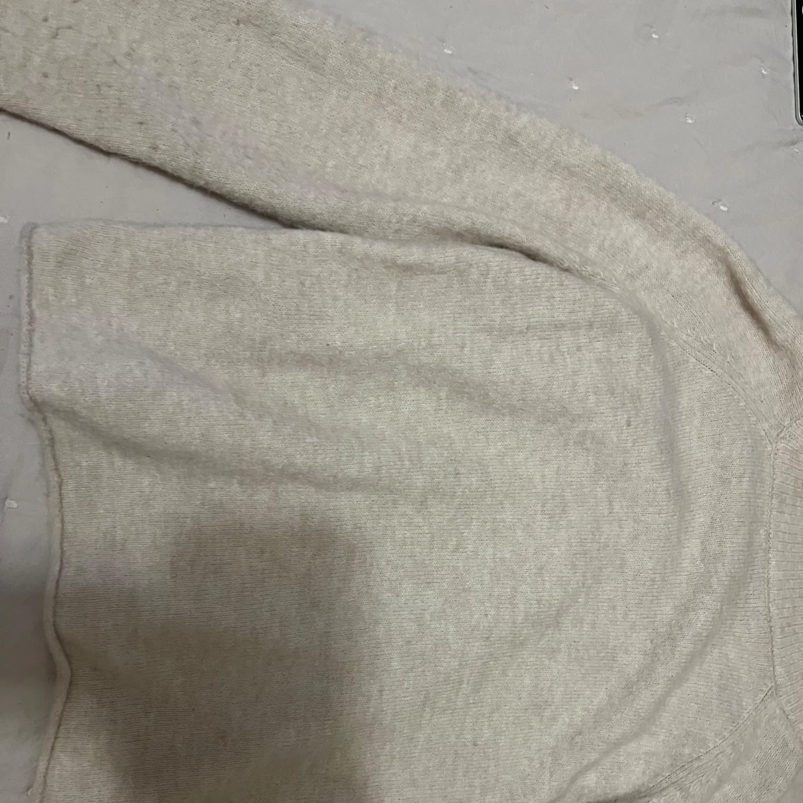 Beige stickad tröja med rund hals - 2